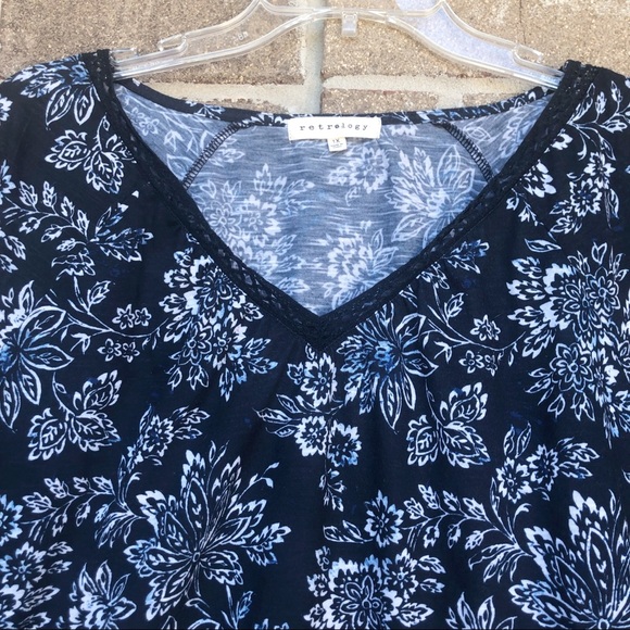 RETROLOGY | Navy White Cold Shoulder Shirt w/ lace - Picture 4 of 7